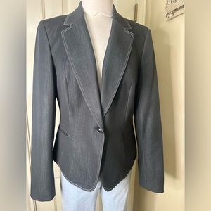 This beautiful Nine West  grey jacket is perfect to go to work or for a meeting